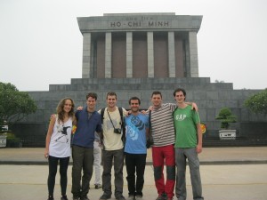 Mit meiner Gruppe vor dem Ho Chi MInh Mausoleum.